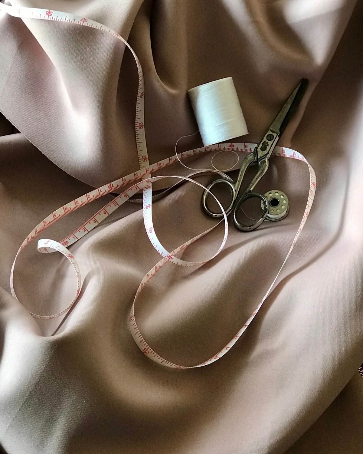 Détail de tissu, mètre ruban et ciseaux de couture, atelier AZURA PARIS
