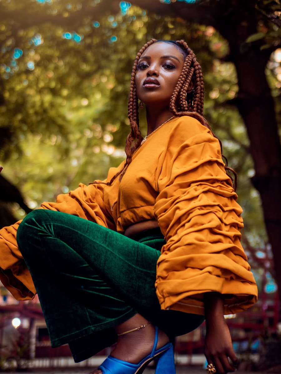 Femme en blouse ocre et pantalon velours, prêt-à-porter AZURA PARIS