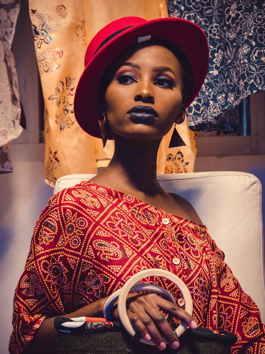Femme portant une tenue de cérémonie brodée et un chapeau, création AZURA PARIS