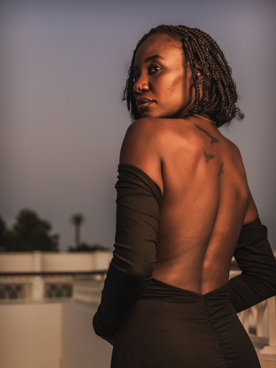 Femme portant une robe dos nu ajustée, création sur mesure AZURA PARIS